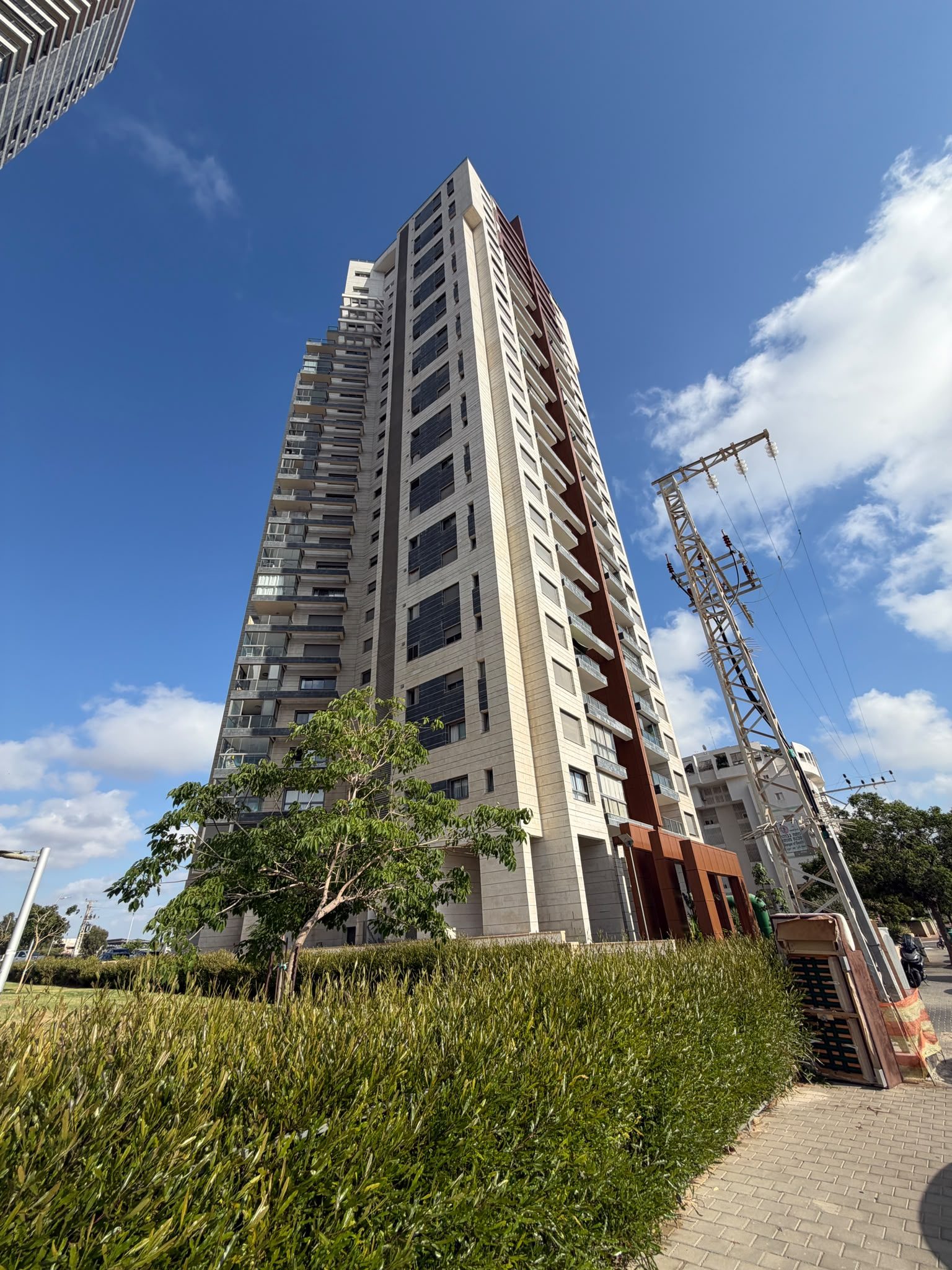 The new residential building of the Park & Sea Tower apartment in Netanya, with free parking